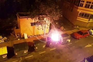 Arde un contenedor en la calle de Juan Negrín (Foto TA)